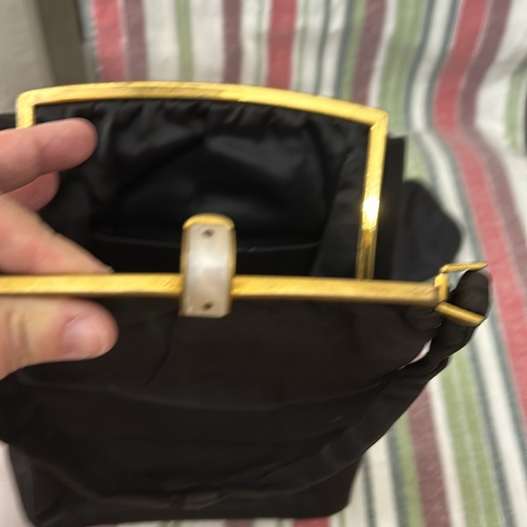 Beautiful black vintage purse, great condition, mother of pearl snap enclosure - Picture 2 of 2